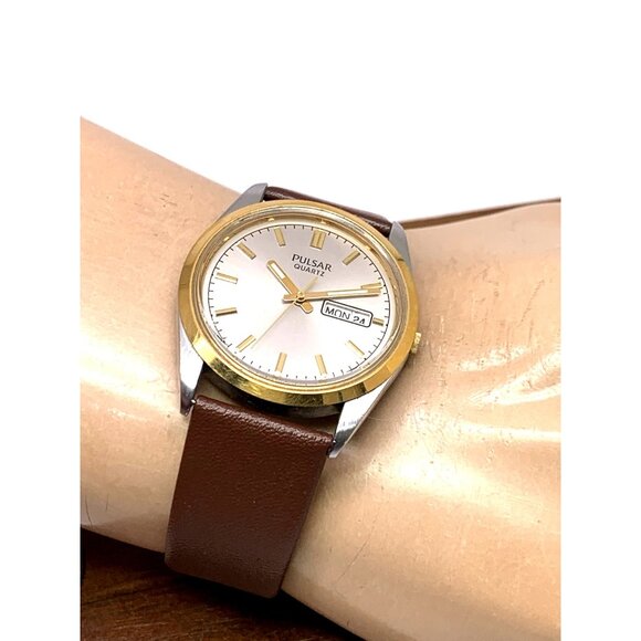 Pulsar Men's Watch V533-8A50 Vintage Quartz Silver Dial Day Date Brown Leather - Picture 5 of 14